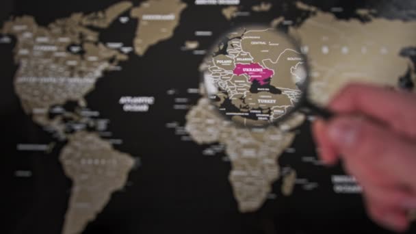 Ukraina pada Peta Dunia Under Magnifying Glass — Stok Video