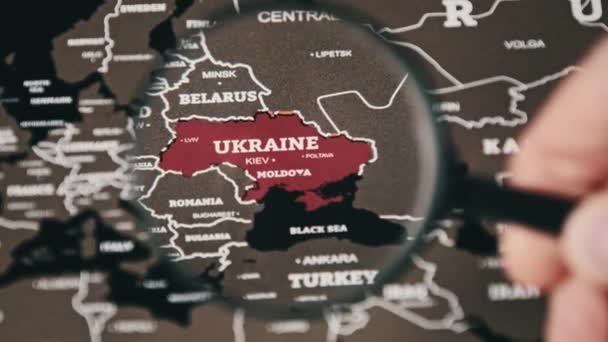 Ucraina sulla mappa del mondo sotto lente d'ingrandimento — Video Stock