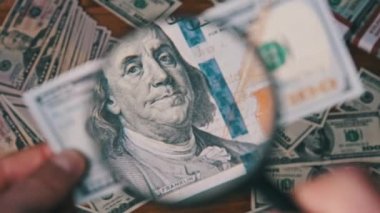 Bir Yüz Dolar Büyüteç Altında Bakar Para Masasının Üzerinde