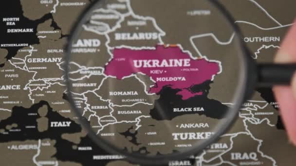 Ukraina pada Peta Dunia Under Magnifying Glass — Stok Video