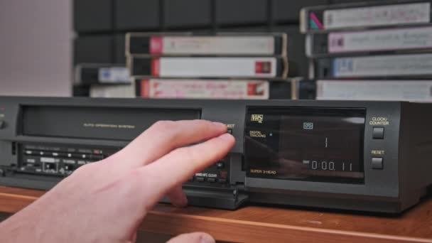 Expulsar casete de cinta VHS del reproductor VCR — Vídeos de Stock