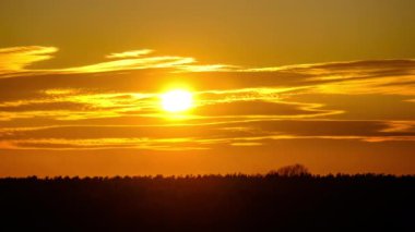 Gökyüzünde Günbatımı Sarı Katmanlı Bulutlar, Zaman Çizelgesi