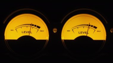 Klasik Stereo Biçiminde Ses Sinyali Seviyesinin İki Analog Ok Göstergesi