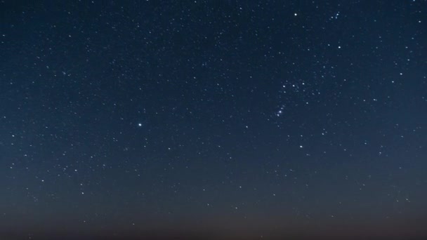 Der Sternenhimmel in der Nacht dreht sich über dem Horizont in der Nähe der Stadt, Zeitraffer — Stockvideo