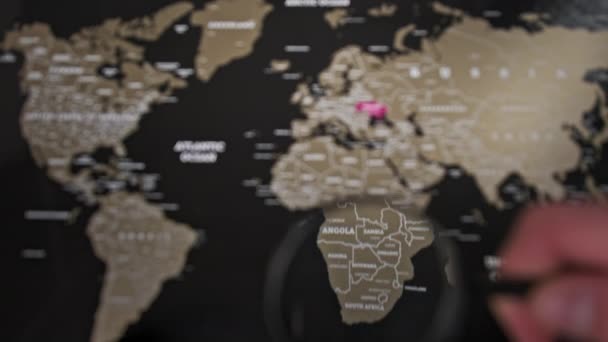 L'Ukraine sur la carte du monde sous une loupe loupe, attention mondiale à la guerre — Video