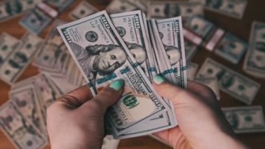 Kadın Elleri Masanın Arkasında Parayla Dolarlar