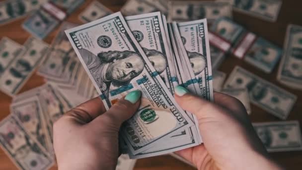 Dollars in vrouwenhanden op de achtergrond van tafel met geld — Stockvideo