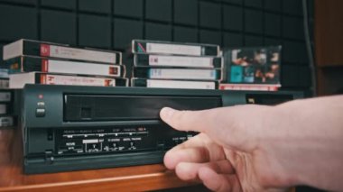 VHS Kaseti VCR 'a ekle ve Oynat düğmesine bas