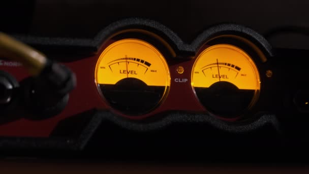 Два аналоговых индикатора уровня звукового сигнала в винтажном стерео стиле — стоковое видео