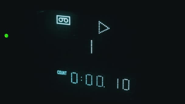 Contador digital electrónico en el vídeo contando el tiempo, indicador led retro — Vídeos de Stock