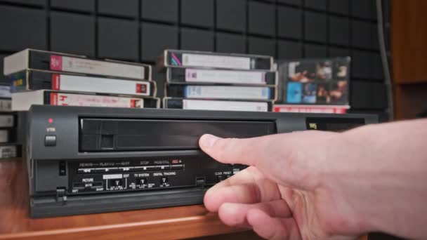 Вставьте кассету VHS в видеомагнитофон и нажмите кнопку воспроизведения — стоковое видео