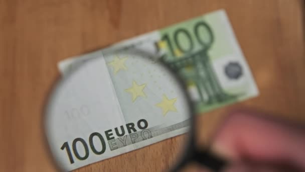 Сто евро под увеличительным стеклом — стоковое видео