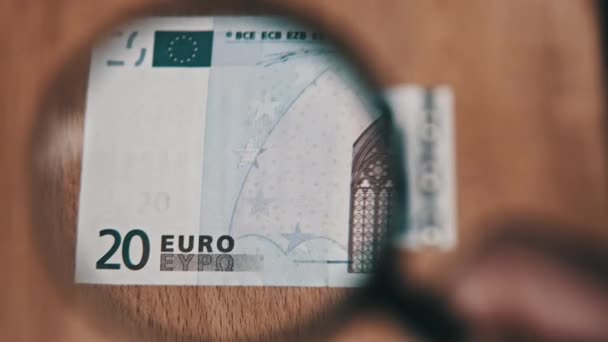 20 евро под увеличительным стеклом — стоковое видео