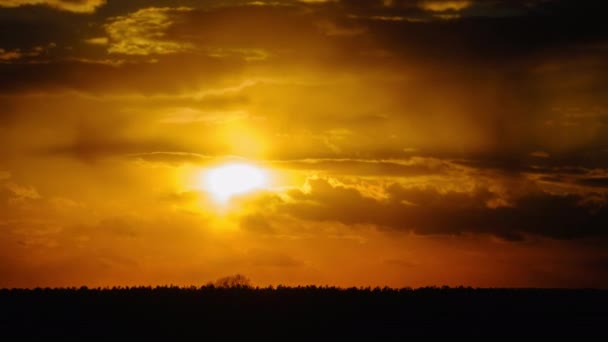 Solnedgång i himlen genom gula skiktade moln, Timelapse — Stockvideo