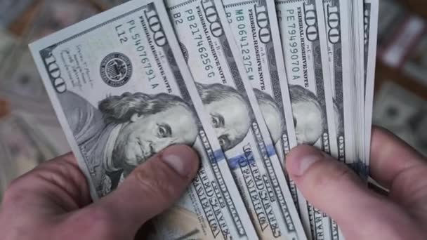 Dolar di Tangan Pria di Latar Belakang Meja dengan Uang — Stok Video