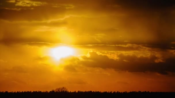 Puesta de sol en el cielo a través de nubes de capas amarillas, Timelapse — Vídeos de Stock