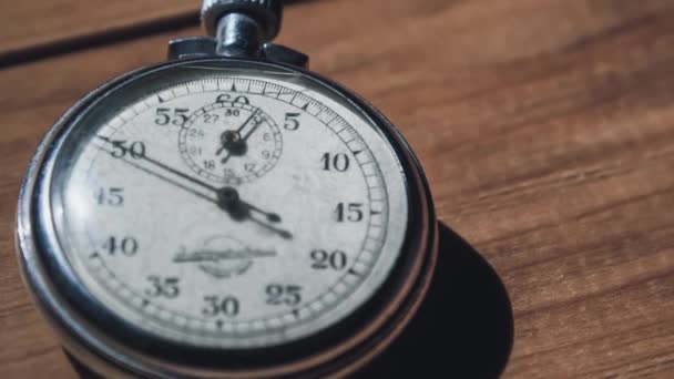 Vintage χρονόμετρο βρίσκεται στο ξύλινο τραπέζι και μετρά τα δευτερόλεπτα, Timelapse — Αρχείο Βίντεο