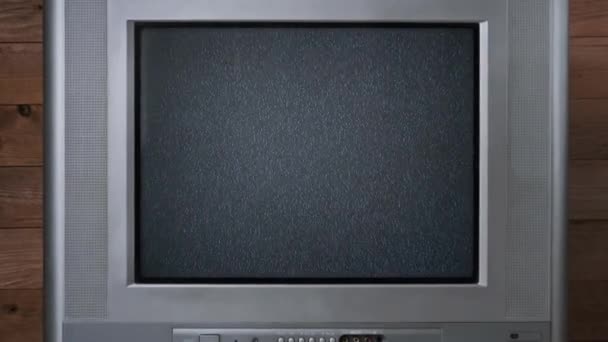 Rumore statico sullo schermo di una vecchia TV CRT su sfondo di legno, Nessun segnale, Zoom Out — Video Stock