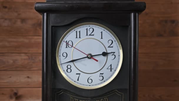 Reloj de pared vintage con movimiento de segunda mano sobre fondo de madera — Vídeo de stock