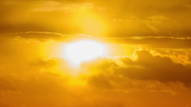 Puesta de sol en el cielo a través de nubes de capas amarillas, Timelapse — Vídeo de stock
