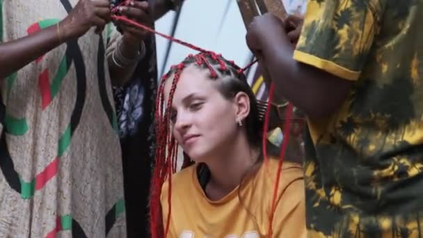 Proses Penenun Otak Afrika dengan Red Kanekalon Outdoor, Zanzibar, Afrika — Stok Video