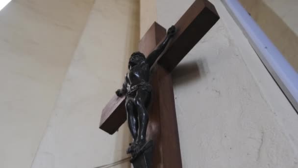 Çarmıha gerilmiş İsa Mesih 'in kilisedeki duvarda asılı olduğu büyük tahta haç. — Stok video
