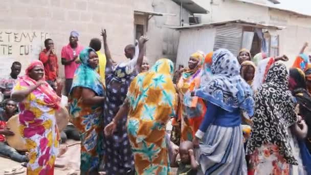 Pernikahan Afrika, Banyak Wanita Lokal dalam Tari Pakaian Tradisional, Zanzibar, Afrika — Stok Video