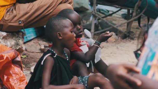 Yerel Afrikalı Aç Çocuk İnsanlar, Zanzibar, Afrika arasında Sokaklarda Gazete Yiyor — Stok video