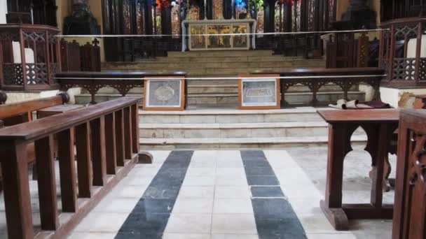 Anglická katedrála Kristův kostel s dřevěnou modlitební lavicí a oltářem, Zanzibar — Stock video