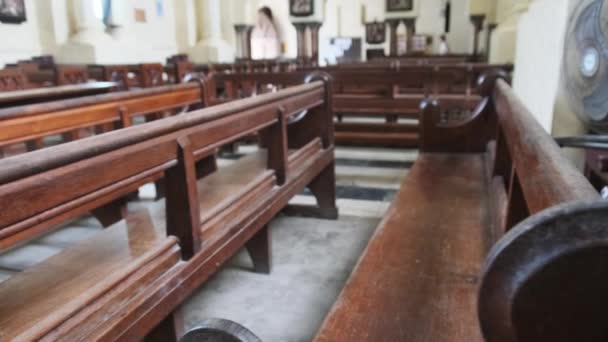 Cattedrale Anglicana Chiesa di Cristo con Panche di Preghiera in Legno e Altare, Zanzibar — Video Stock