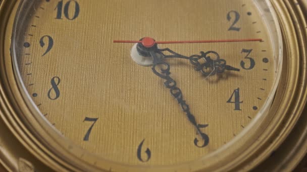 Reloj de pared vintage con movimiento de segunda mano, primer plano — Vídeos de Stock