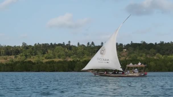 Tradizionale barca africana Dhow con i turisti galleggia sotto la vela aperta dall'oceano — Video Stock