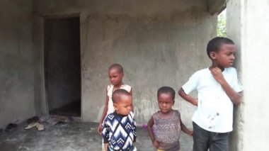 Afrika 'da Zanzibar yakınlarında fakir bir köyde yaşayan Afrikalı çocuklar.