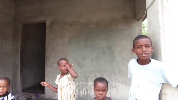 Niños africanos locales en una aldea pobre cerca de un barrio pobre, Zanzíbar, África — Vídeo de stock