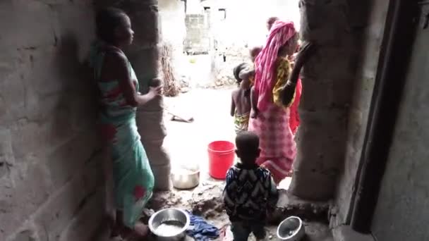 Życie biednej lokalnej rodziny afrykańskiej, Wewnątrz slumsów w wiosce, Zanzibar — Wideo stockowe