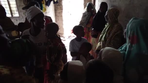 Grote Afrikaanse familie in een sloppenwijk huis in een arm dorp, Zanzibar, Afrika — Stockvideo