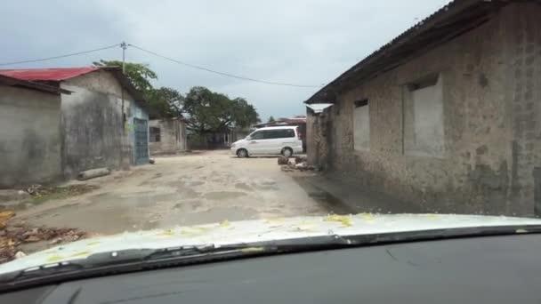 Οδηγήστε μέσα από το τοπικό αφρικανικό χωριό με φτωχογειτονιές και ντόπιους, Ζανζιβάρη — Αρχείο Βίντεο