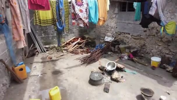 Prawdziwe życie w afrykańskim slumsie, suszenie ubrań na sznurku, Zanzibar — Wideo stockowe