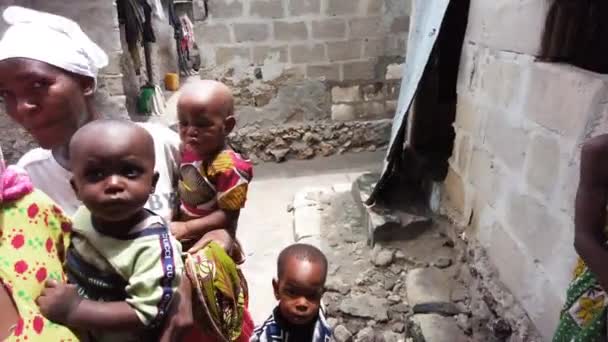 아프리카 의가난 한 가정의 삶, 잔지바르의한 마을에 있는 빈민가 집 내부 — 비디오