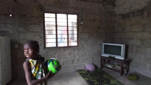 La vida de una familia africana local pobre, dentro de una casa de tugurios en una aldea, Zanzíbar — Vídeos de Stock