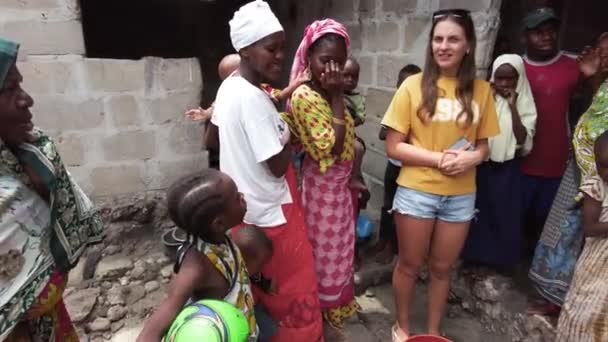 Zanzibar 'daki bir köyde yaşayan fakir, mutlu Afrikalı bir aile. — Stok video