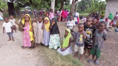 Yerel bir köy olan Zanzibar 'da Afrika Düğününde Meraklı Yerel Çocuklar Kalabalığı