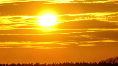 Gökyüzünde Günbatımı Sarı Katmanlı Bulutlar, Zaman Çizelgesi