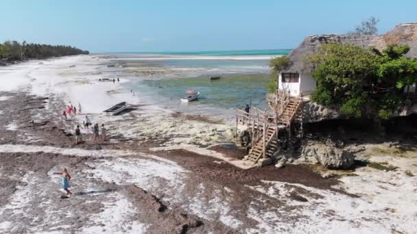 Het Rock Restaurant in Ocean Gebouwd op Cliff bij Low Tide op Zanzibar, Luchtfoto — Stockvideo
