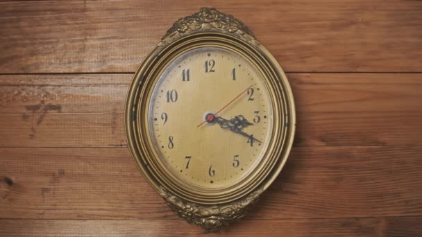 Relógio de parede retrô velho com segunda mão em movimento em fundo de madeira — Vídeo de Stock