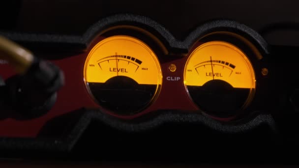 Два аналоговых индикатора уровня звукового сигнала, винтажные VU-метры — стоковое видео