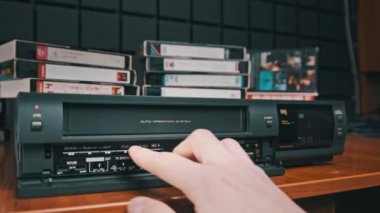 VHS Teyp Kasetini VCR Oynatıcıdan Çıkart