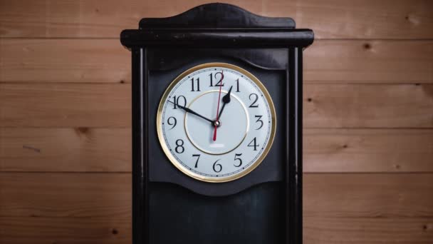 Včasná doba Vintage Clock na dřevěném pozadí s pohybem rukou času — Stock video