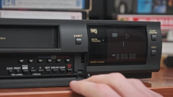 VHS-Kassette in Videorekorder einlegen und Play-Taste drücken — Stockvideo