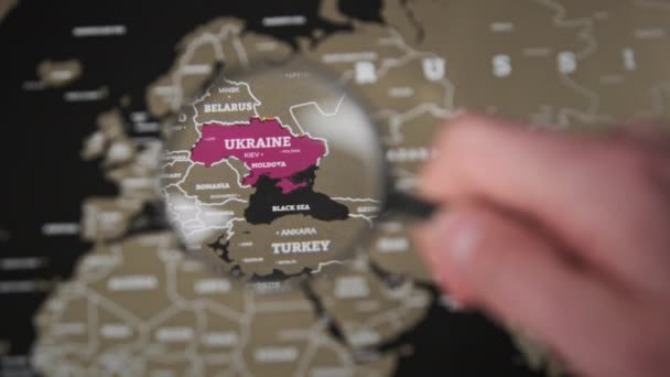 Ucraina sulla mappa del mondo sotto lente d'ingrandimento — Video Stock